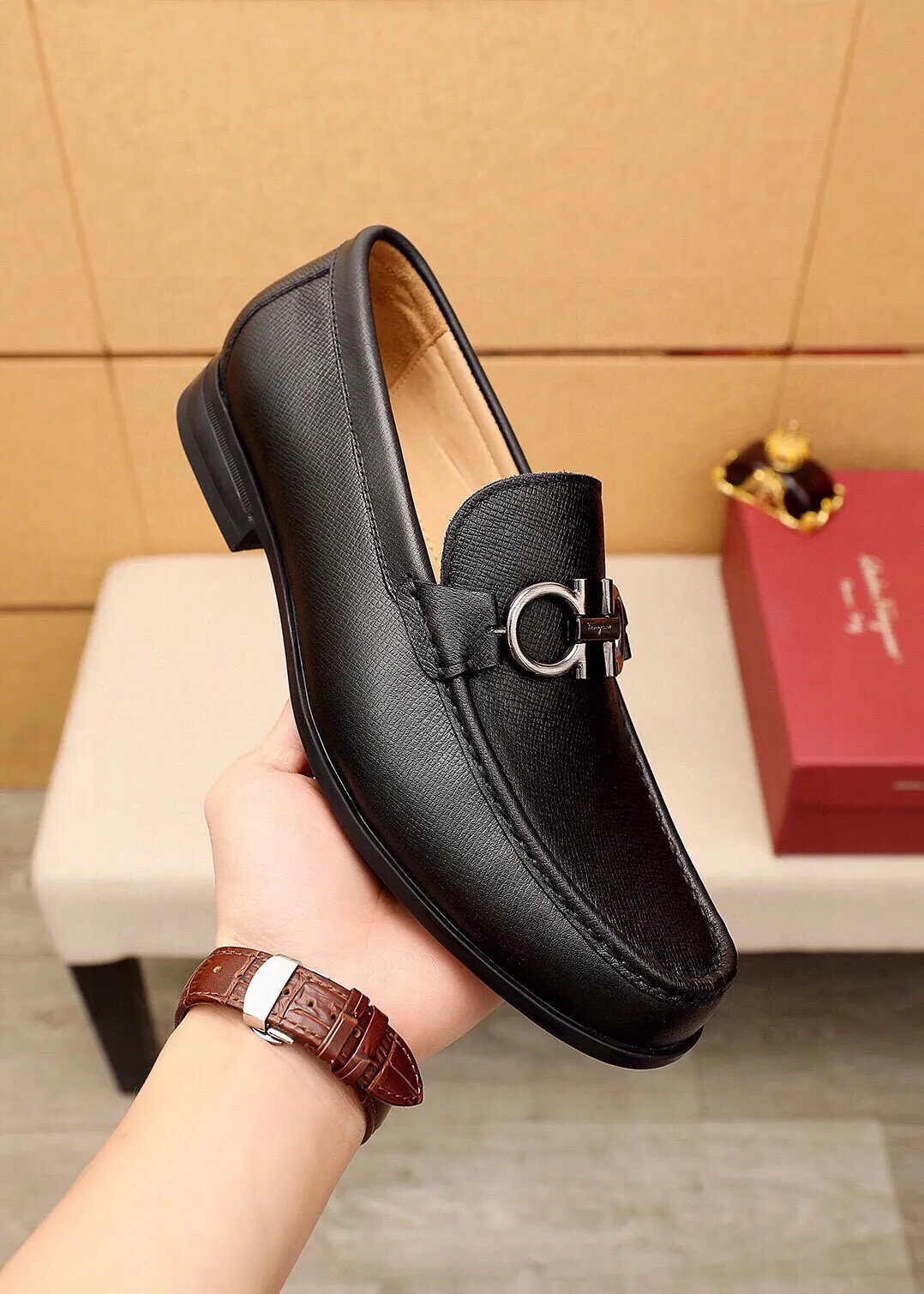 Men's shoes 💰480 💐 Product trademark: Ferragamo "Ferragamo" casual leather shoes Regular size: 38-44 (45🉑️customized) Product materials: Selected imported first-layer cross-grain cowhide leather upper + luxury hardware buckle, imported water-dyed cowhide leather lining. Strong three-dimensional visual effect, original outsole color: 4⃣️seed leather materials available
